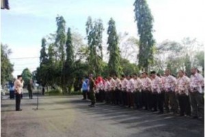 Rektor Uniku saat memimpin hari Kesadaran Nasional di halaman Uniku.
